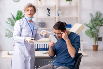 Obraz premium Young patient visiting doctor in hospital