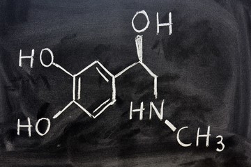 Fórmula estructural de la adrenalina escrita con una tiza en la pizarra © KukiLadrondeGuevara