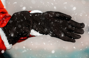 cold weather wearing snow gloves
