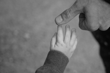 main de b&eacute;b&eacute; et main de p&egrave;re