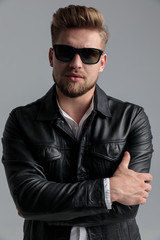 Naklejka premium sexy young model wearing leather jacket and sunglasses