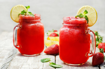 Fototapeta na wymiar strawberry lemonade with fresh strawberries on a wood background
