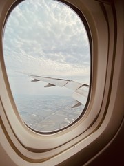 Blick aus dem Fenster eines Flugzeug