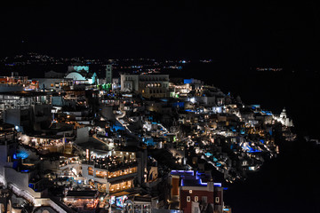 Noche en la isla de Santorini, población de Fira, en esta isla turística de Grecia