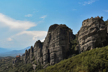Fototapeta na wymiar Montañas y monasterio de Meteora en la población de Calambaka, Grecia.