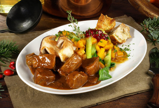 Hirschgulasch mit Steinpilze, Gem&uuml;se und Semmelkn&ouml;del