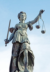 Justiz, Gerechtigkeitssymbol, Statue auf dem Gerechtigkeitsbrunnen, Wahrzeichen der Stadt Frankfurt...