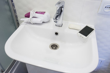 The morning of the weekday, the use of the telephone in the bathroom