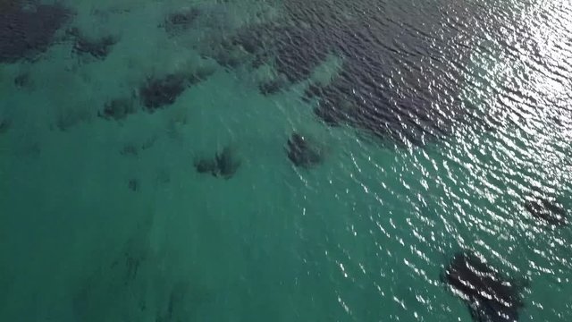 Playa agua cristalina vistas panor&aacute;micas drone 4K