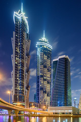 Obraz premium Night skyline of Dubai, United Arab Emirates