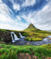Foto op Plexiglas Kirkjufell. Bergen en waterval in IJsland. Natuurlijk landschap in de zomer. Gras en rivier. Bekende plek. IJsland reizen - afbeelding © biletskiyevgeniy.com
