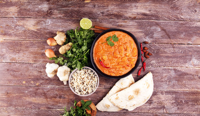 Obraz na płótnie Canvas Chicken tikka masala spicy curry meat food in pot with rice and naan bread. indian food