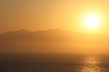 Obraz premium Sunset over the horizon of calm sea