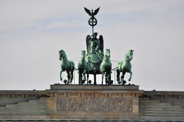 Obraz premium Quadriga on Brandenburg Gate in daylight