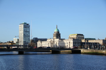 Fototapeta na wymiar Dublin cityscape with the Liffey River and the old bridge, behind which you can see old buildings and modern skyscrapers, a concept of modern Europe