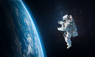 Fototapeten Astronaut im Weltraum über dem Planeten Erde. Abstrakte Tapete. Raumfahrer. Elemente dieses von der NASA bereitgestellten Bildes © dimazel