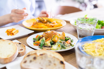 食事をする女性　ボディーパーツ　手元