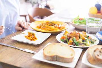 食事をする女性　ボディーパーツ　手元