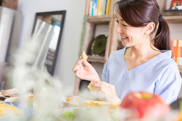 食事をする女性