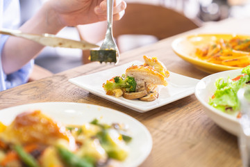 食事をする女性　ボディーパーツ　手元