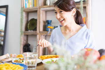 食事をする女性
