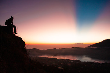 Silhouette vor Sonnenaufgang auf Vulkan Batur in Bali