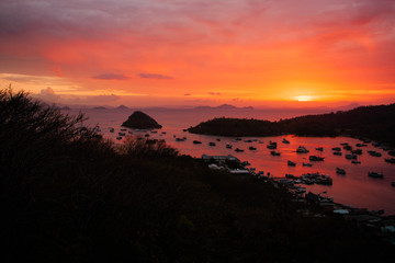 Sonnenuntergang am Meer in Labuan Bajo in Indonesien