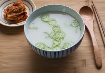 한국의 음식 사골국물과 김치 