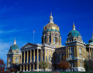Obraz premium This is the exterior of the State Capitol against a blue sky.