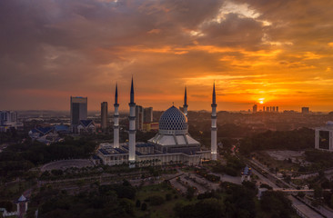 Naklejka premium The Sultan Salahuddin Abdul Aziz Shah Mosque, also known as Blue Mosque, is the state mosque of Selangor, Malaysia. It is located in Shah Alam and is Malaysia's largest mosque.