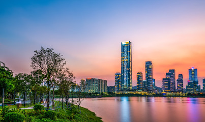 Fototapeta premium Nowoczesny budynek biurowy i miejska panorama w dzielnicy finansowej Shenzhen.