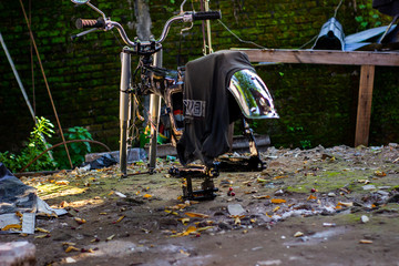 Rows of screws and main tools in an old motorcycle repair shop were repaired. Industrial scenes with blurred backgrounds and foreground equipment.