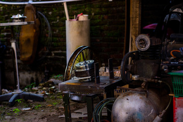 Fototapeta na wymiar Rows of screws and main tools in an old motorcycle repair shop were repaired. Industrial scenes with blurred backgrounds and foreground equipment.