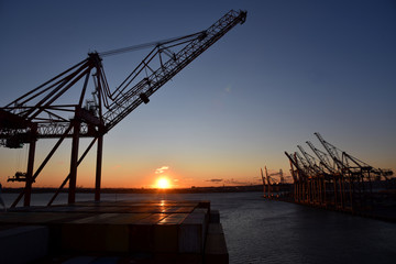 Fototapeta na wymiar Sunset in the port of Newark.