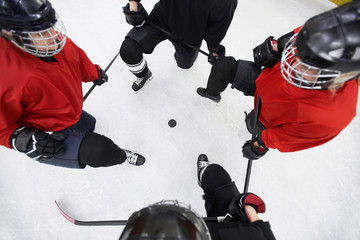 Naklejka premium Above view background of hockey players circling pluck ready to start match on skating rink, copy space