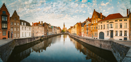 Naklejka premium Spiegelrei canal at sunrise, Brugge, Flanders, Belgium
