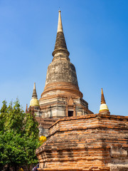 Fototapeta premium Thai architecture Ancient times,Most materials are brick and mortar,forming a wall and floor,The surrounding area has a beautiful Buddha statue,On the bright day