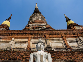 Thai architecture Ancient times,Most materials are brick and mortar,forming a wall and floor,The surrounding area has a beautiful Buddha statue,On the bright day