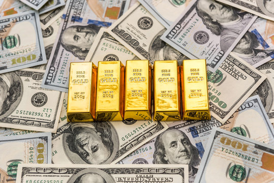 Gold bullion lying on us money