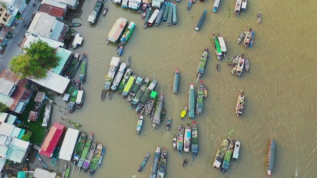 Vue à haute altitude du marché flottant de Cai Rang où les habitants locaux échangent des marchandises, vers Can Tho, au Vietnam
