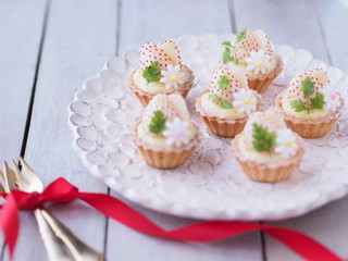 白いイチゴのプチタルトケーキ