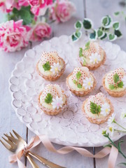 白いイチゴのプチタルトケーキでティータイム