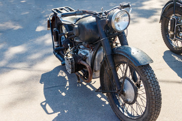 Fototapeta na wymiar Old motorcycle parked on a city street