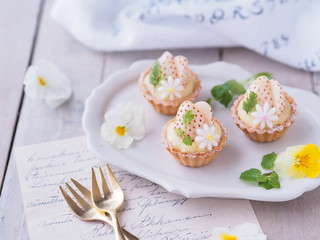 春スイーツ 白いイチゴのプチタルトケーキ