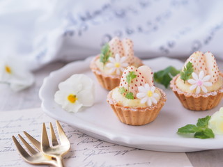 春スイーツ 白いイチゴのプチタルトケーキ