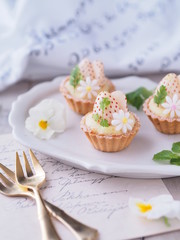 春スイーツ 白いイチゴのプチタルトケーキ