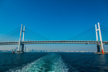 Fototapeta na wymiar 遊覧船からの横浜ベイブリッジ