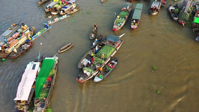 Vue &agrave; basse altitude du march&eacute; flottant de Cai Rang o&ugrave; les habitants locaux &eacute;changent des marchandises, vers Can Tho, au Vietnam