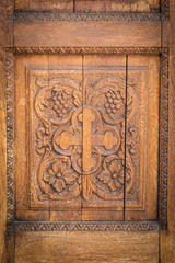 kunstvolle Schnitzerreien an einer Kirchentüre in Rumänien