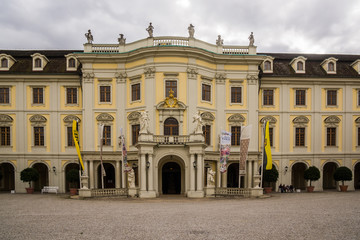 Fototapeta na wymiar beautiful baroque castle in ludwigsburg